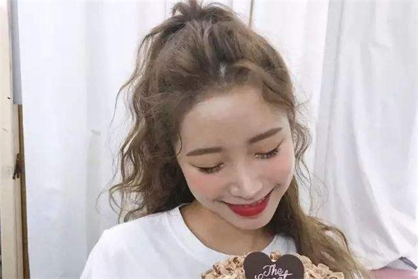 泡面頭怎么扎好看 泡面頭扎什么發(fā)型好看 泡面頭怎么扎好看 泡面頭扎什么發(fā)型好看