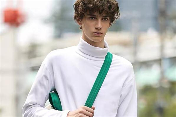 高領(lǐng)打底衫什么顏色好看 高領(lǐng)打底衫流行什么顏色 高領(lǐng)打底衫什么顏色好看 高領(lǐng)打底衫流行什么顏色