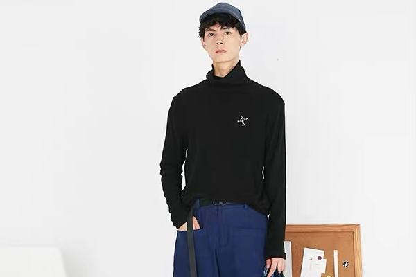 高領(lǐng)打底衫什么顏色好看 高領(lǐng)打底衫流行什么顏色 高領(lǐng)打底衫什么顏色好看 高領(lǐng)打底衫流行什么顏色