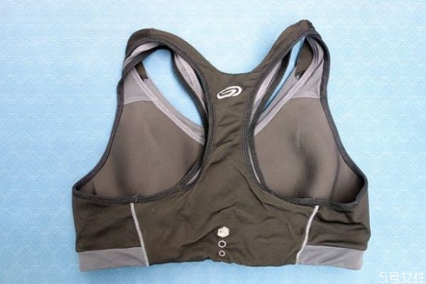 穿運(yùn)動(dòng)內(nèi)衣胸部會(huì)下垂嗎 胸部下垂是因?yàn)檫\(yùn)動(dòng)內(nèi)衣嗎 穿運(yùn)動(dòng)內(nèi)衣胸部會(huì)下垂嗎 胸部下垂是因?yàn)檫\(yùn)動(dòng)內(nèi)衣嗎