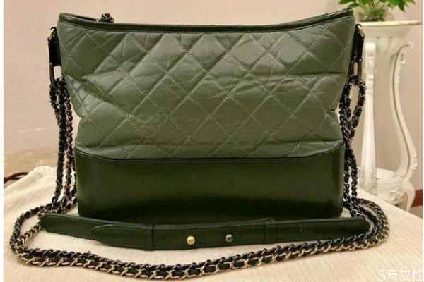 墨綠色包包應(yīng)該怎么搭配 墨綠色包包的搭配方法 墨綠色包包應(yīng)該怎么搭配 墨綠色包包的搭配方法