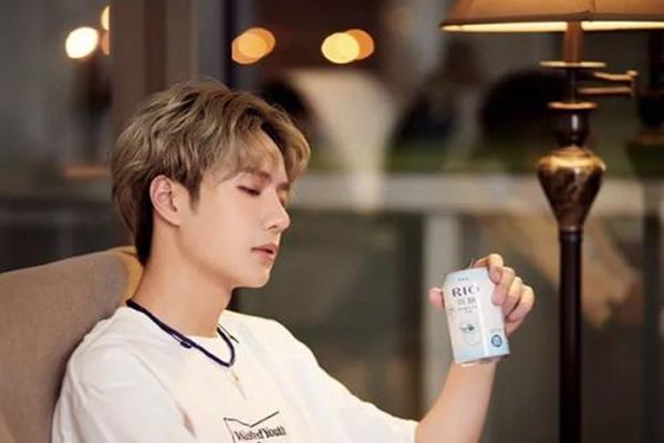 怎樣根據(jù)發(fā)量選顏色 女生喜歡男生什么顏色的頭發(fā) 怎樣根據(jù)發(fā)量選顏色 女生喜歡男生什么顏色的頭發(fā)