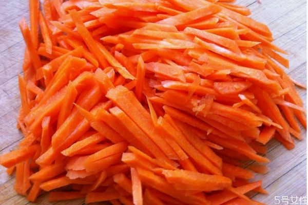 胡蘿卜發(fā)芽還能吃嗎 胡蘿卜為什么會(huì)發(fā)芽 胡蘿卜發(fā)芽還能吃嗎 胡蘿卜為什么會(huì)發(fā)芽