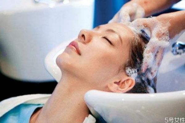 清水洗頭會(huì)加重出油嗎 防止劉海出油小竅門 清水洗頭會(huì)加重出油嗎 防止劉海出油小竅門