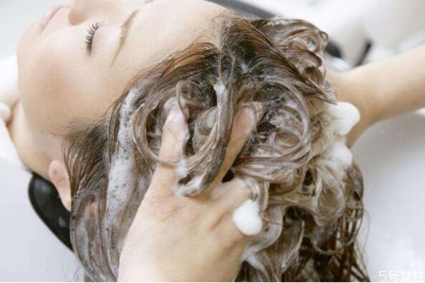 清水洗頭會(huì)加重出油嗎 防止劉海出油小竅門 清水洗頭會(huì)加重出油嗎 防止劉海出油小竅門