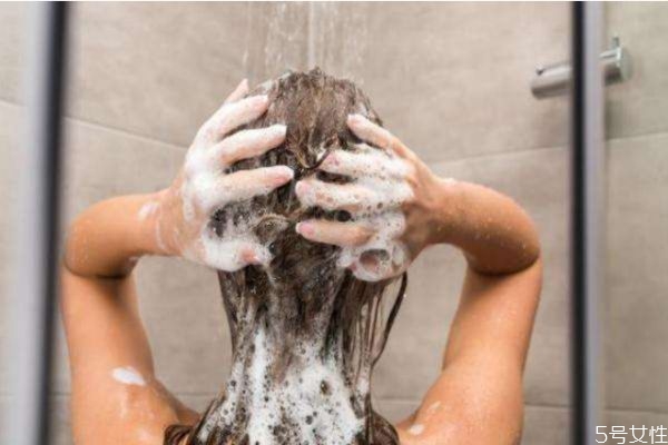 噴完發(fā)膠晚上要洗頭嗎 用了發(fā)膠一定要洗頭嗎 噴完發(fā)膠晚上要洗頭嗎 用了發(fā)膠一定要洗頭嗎