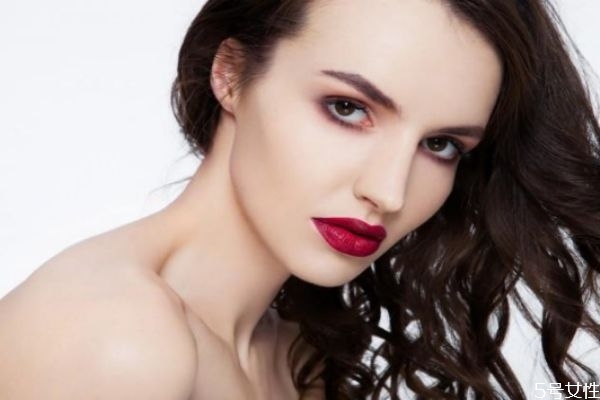 皮膚太干化妝起皮怎么辦 皮膚干化妝臉起皮小妙招 皮膚太干化妝起皮怎么辦 皮膚干化妝臉起皮小妙招