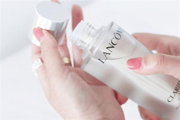 蘭蔻極光水白天可以用嗎 蘭蔻極光水搭配什么乳液 蘭蔻極光水白天可以用嗎 蘭蔻極光水搭配什么乳液