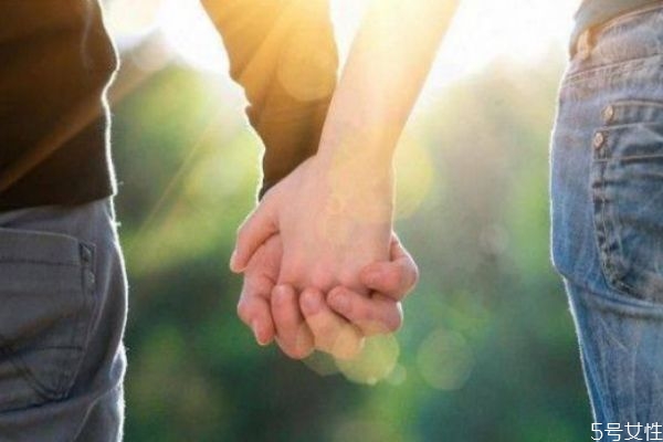 戀愛(ài)初期應(yīng)該如何相處交流 談戀愛(ài)怎么找話(huà)題聊天 戀愛(ài)初期應(yīng)該如何相處交流 談戀愛(ài)怎么找話(huà)題聊天