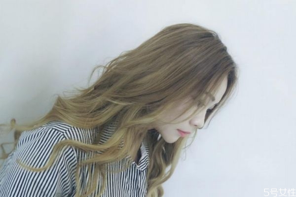 小麥膚色適合什么頭發(fā)顏色 什么頭發(fā)顏色適合小麥膚色 小麥膚色適合什么頭發(fā)顏色 什么頭發(fā)顏色適合小麥膚色