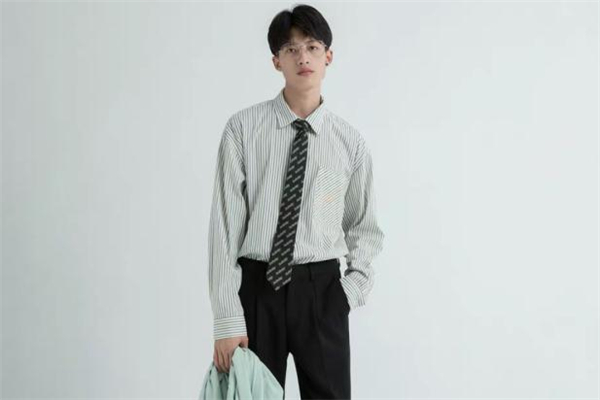 豎條紋襯衫怎么穿好看 豎條紋襯衫怎么穿不像病號服 豎條紋襯衫怎么穿好看 豎條紋襯衫怎么穿不像病號服
