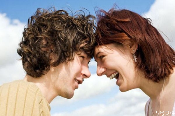 談戀愛(ài)怎么找話(huà)題 談戀愛(ài)找什么話(huà)題好 談戀愛(ài)怎么找話(huà)題 談戀愛(ài)找什么話(huà)題好