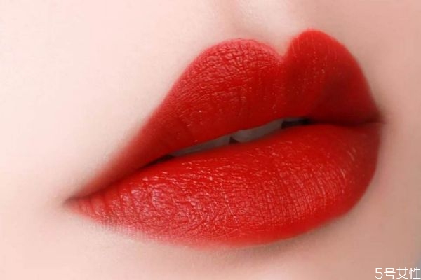 啞光口紅和滋潤口紅的區(qū)別 口紅是啞光的好還是滋潤的好 啞光口紅和滋潤口紅的區(qū)別 口紅是啞光的好還是滋潤的好