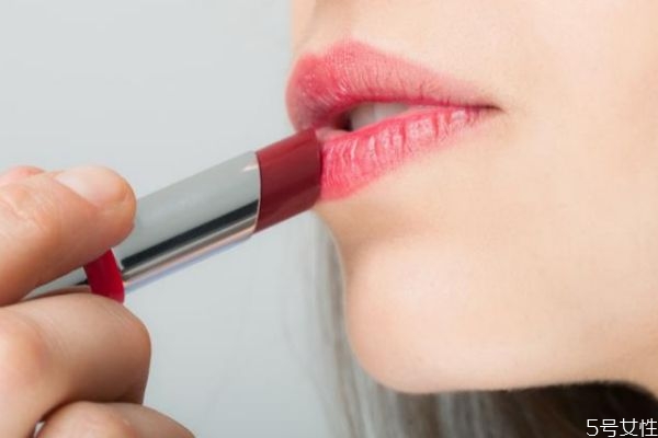 素顏口紅用啞光還是滋潤(rùn)的 唇釉是啞光的好還是滋潤(rùn)的好 素顏口紅用啞光還是滋潤(rùn)的 唇釉是啞光的好還是滋潤(rùn)的好