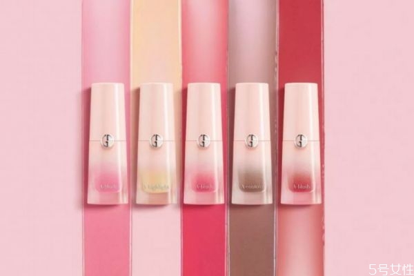 用腮紅液前要用散粉嗎 腮紅液可以當(dāng)唇彩用嗎 用腮紅液前要用散粉嗎 腮紅液可以當(dāng)唇彩用嗎