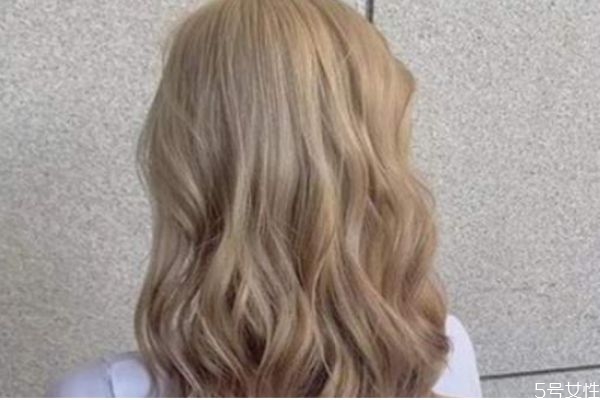 淺金亞麻色好看嗎 好看的淺金亞麻色發(fā)型 淺金亞麻色好看嗎 好看的淺金亞麻色發(fā)型