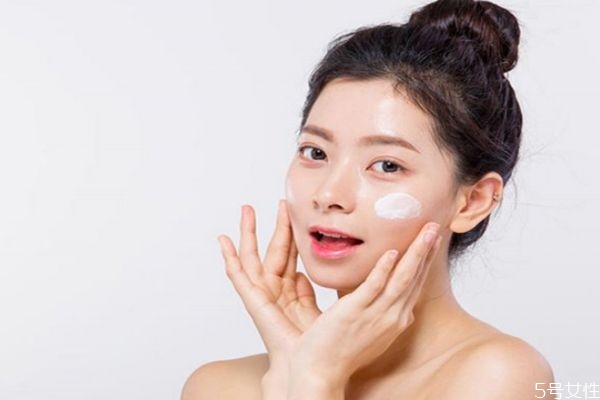 臉上為什么會長痘痘 臉上反復(fù)長痘痘的原因 臉上為什么會長痘痘 臉上反復(fù)長痘痘的原因