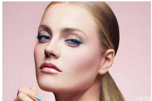 夏季應(yīng)該怎么畫底妝 夏季畫底妝的正確方法 夏季應(yīng)該怎么畫底妝 夏季畫底妝的正確方法