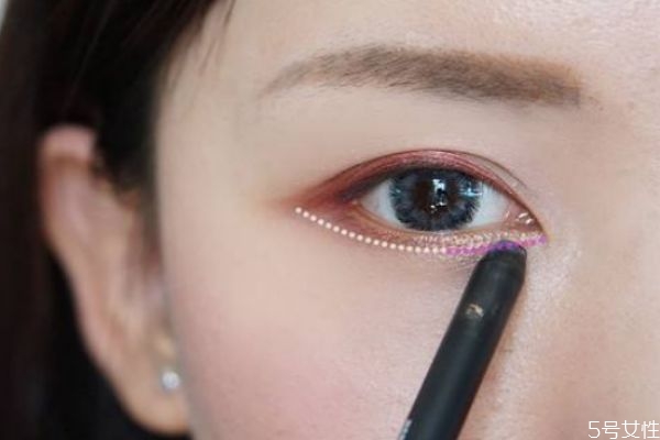 化完妝臉白脖子黑怎么辦 遮蓋脖子色差的方法 化完妝臉白脖子黑怎么辦 遮蓋脖子色差的方法