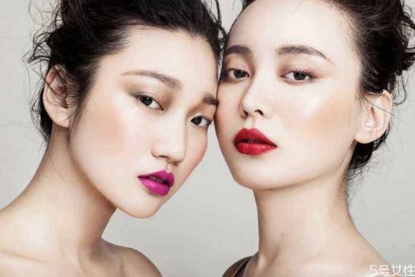 化完妝臉白脖子黑怎么辦 遮蓋脖子色差的方法 化完妝臉白脖子黑怎么辦 遮蓋脖子色差的方法