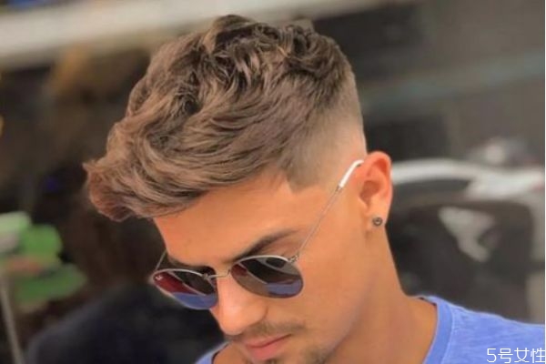 2020最火的男生發(fā)型 哪些男生發(fā)型是2020最火的 2020最火的男生發(fā)型 哪些男生發(fā)型是2020最火的