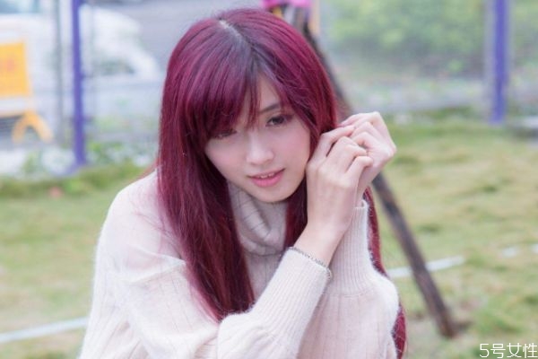 染了酒紅色多久會(huì)褪色 什么人不適合染紅色頭發(fā) 染了酒紅色多久會(huì)褪色 什么人不適合染紅色頭發(fā)