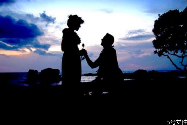 怎樣發(fā)信息暗示想他了 讓男人聽了更愛你的話 怎樣發(fā)信息暗示想他了 讓男人聽了更愛你的話