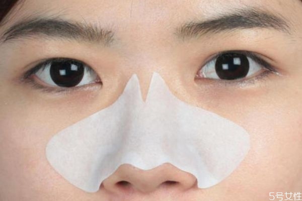 鼻子卡粉什么原因 鼻子周圍卡粉怎么回事 鼻子卡粉什么原因 鼻子周圍卡粉怎么回事