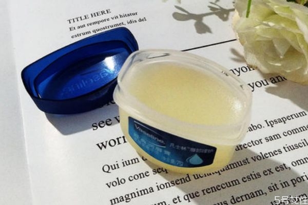 潤唇膏可以來擦臉嗎 潤唇膏能增長睫毛嗎 潤唇膏可以來擦臉嗎 潤唇膏能增長睫毛嗎