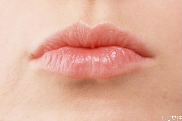 嘴唇上長泡爛了怎么辦 嘴唇上長泡可以涂紅霉素軟膏嗎 嘴唇上長泡爛了怎么辦 嘴唇上長泡可以涂紅霉素軟膏嗎