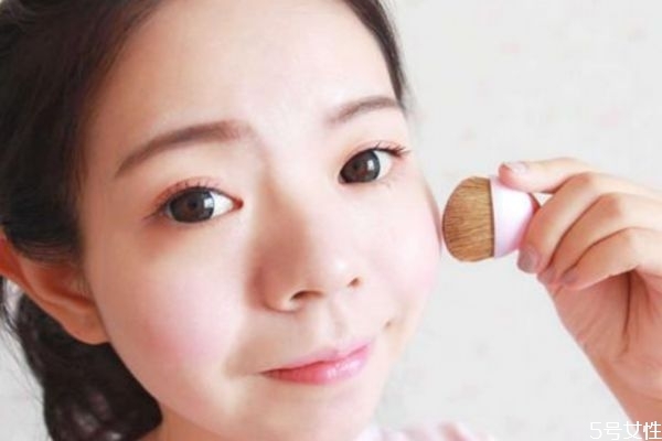 夏天怎么定妝才好 夏季定妝的方法 夏天怎么定妝才好 夏季定妝的方法