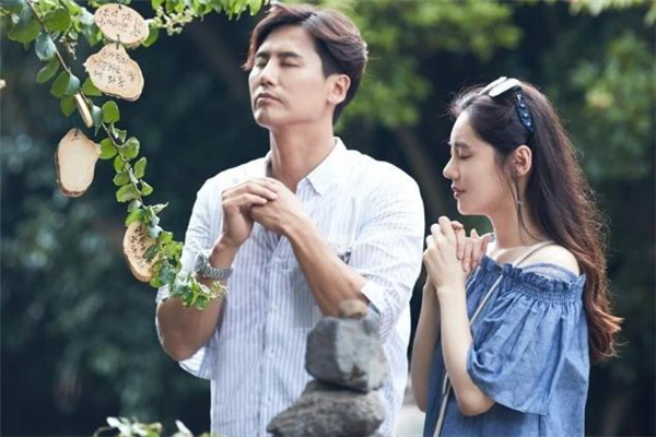 男人捏女人胳膊什么意思 男人捏女人胳膊代表什么 男人捏女人胳膊什么意思 男人捏女人胳膊代表什么