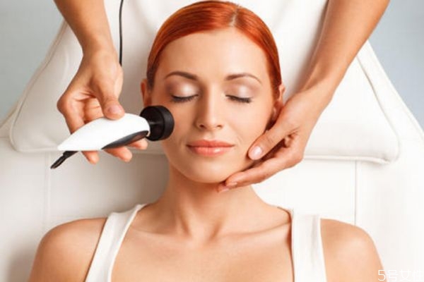 皮膚曬紅可以怎么辦 修復(fù)皮膚曬紅的方法 皮膚曬紅可以怎么辦 修復(fù)皮膚曬紅的方法