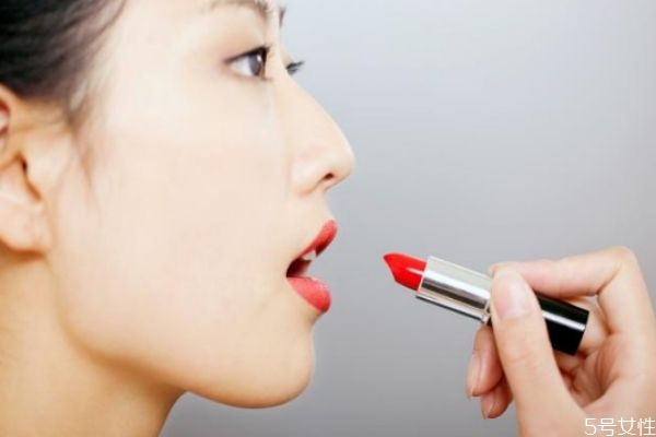 涂口紅嘴巴起皮怎么辦 涂口紅注意事項(xiàng) 涂口紅嘴巴起皮怎么辦 涂口紅注意事項(xiàng)