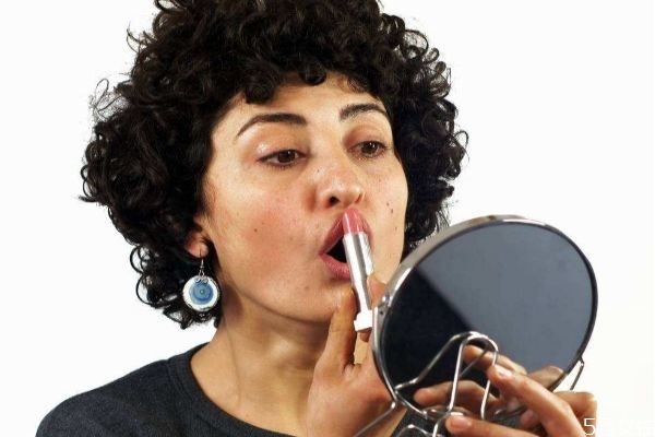 用口紅嘴唇脫皮怎么辦 一涂口紅就脫皮怎么辦 用口紅嘴唇脫皮怎么辦 一涂口紅就脫皮怎么辦