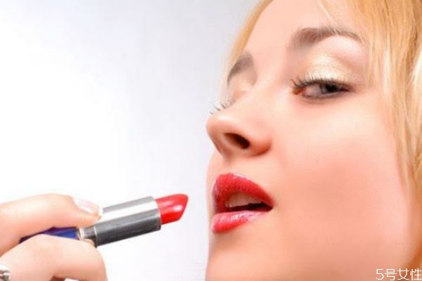 嘴唇上長(zhǎng)泡結(jié)痂怎么辦 嘴唇上長(zhǎng)泡上火怎么辦 嘴唇上長(zhǎng)泡結(jié)痂怎么辦 嘴唇上長(zhǎng)泡上火怎么辦