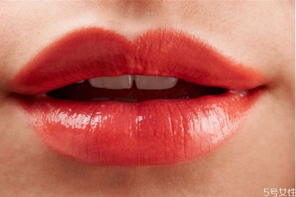 嘴唇上長泡爛了怎么辦 嘴唇上長泡可以涂紅霉素軟膏嗎 嘴唇上長泡爛了怎么辦 嘴唇上長泡可以涂紅霉素軟膏嗎