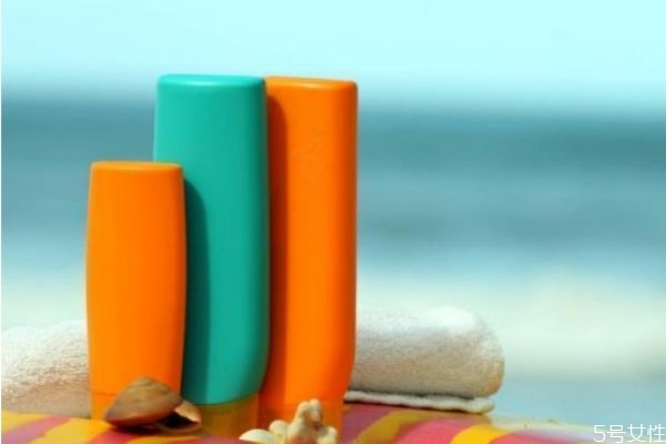 妝前乳和隔離霜哪個(gè)先用 妝前乳能隔離彩妝嗎 妝前乳和隔離霜哪個(gè)先用 妝前乳能隔離彩妝嗎