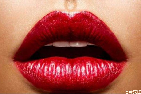 嘴唇上長(zhǎng)泡可以涂蘆薈膠嗎 嘴唇上長(zhǎng)泡可以涂唇膏嗎