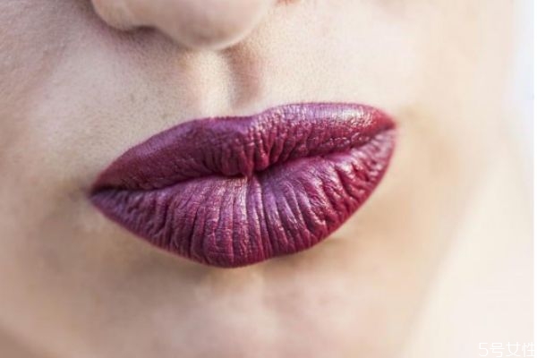 涂口紅嘴巴起皮怎么辦 涂口紅注意事項(xiàng) 涂口紅嘴巴起皮怎么辦 涂口紅注意事項(xiàng)