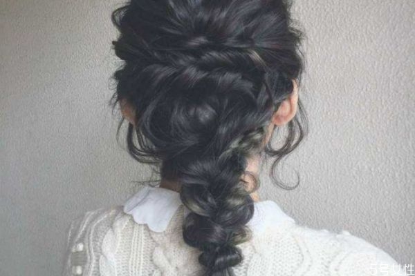 用吹風機怎么吹卷發(fā) 吹風機吹頭發(fā)的技巧 用吹風機怎么吹卷發(fā) 吹風機吹頭發(fā)的技巧