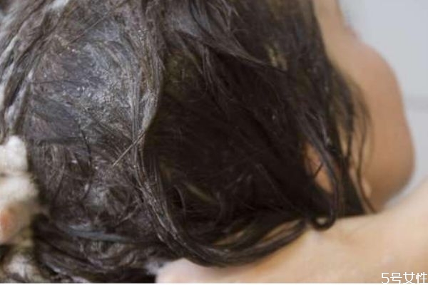 洗頭用力過度會(huì)怎樣 洗頭的最佳時(shí)間是幾點(diǎn) 洗頭用力過度會(huì)怎樣 洗頭的最佳時(shí)間是幾點(diǎn)