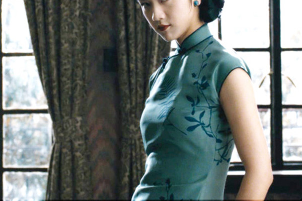 夏季旗袍選什么顏色 夏季旗袍選購(gòu)技巧 夏季旗袍選什么顏色 夏季旗袍選購(gòu)技巧