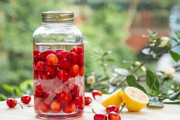 櫻桃酒的簡單泡法 櫻桃酒應(yīng)該怎么泡 櫻桃酒的簡單泡法 櫻桃酒應(yīng)該怎么泡