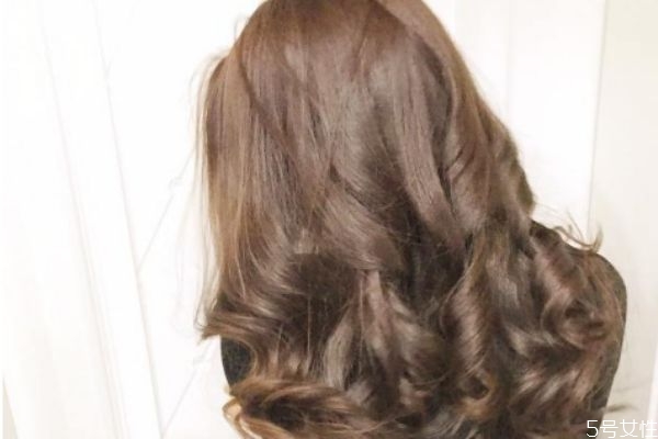 用吹風機怎么吹卷發(fā) 吹風機吹頭發(fā)的技巧 用吹風機怎么吹卷發(fā) 吹風機吹頭發(fā)的技巧