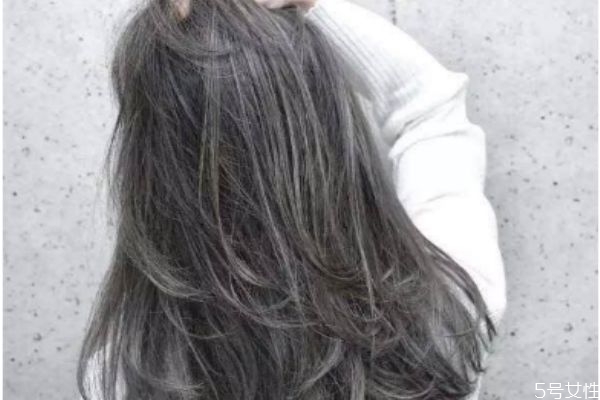 大卷發(fā)怎樣維持卷度 大卷發(fā)應該用梳子梳頭嗎 大卷發(fā)怎樣維持卷度 大卷發(fā)應該用梳子梳頭嗎