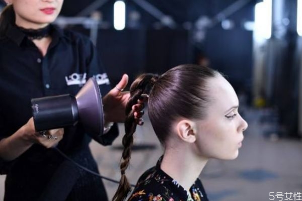 怎么用吹風(fēng)機(jī)吹造型 如何使用吹風(fēng)機(jī) 怎么用吹風(fēng)機(jī)吹造型 如何使用吹風(fēng)機(jī)