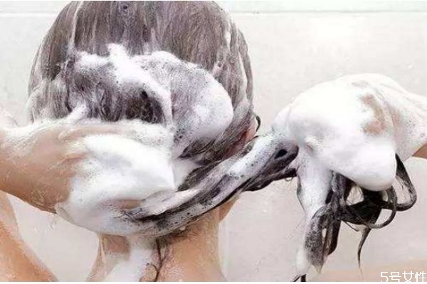 洗頭用力過度會(huì)怎樣 洗頭的最佳時(shí)間是幾點(diǎn) 洗頭用力過度會(huì)怎樣 洗頭的最佳時(shí)間是幾點(diǎn)