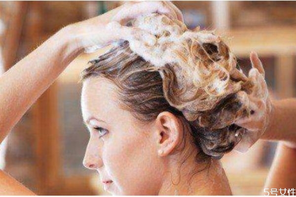 洗頭用力過度會(huì)怎樣 洗頭的最佳時(shí)間是幾點(diǎn) 洗頭用力過度會(huì)怎樣 洗頭的最佳時(shí)間是幾點(diǎn)