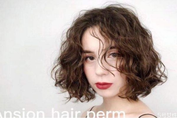 泡面卷發(fā)適合什么臉型 頭發(fā)多適合泡面卷發(fā)嗎 泡面卷發(fā)適合什么臉型 頭發(fā)多適合泡面卷發(fā)嗎